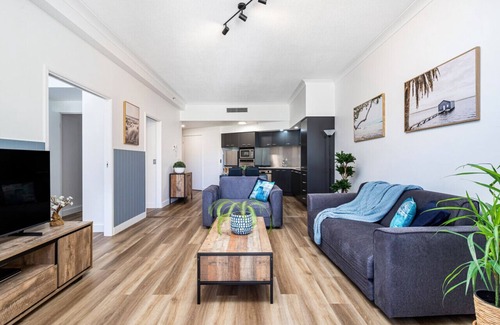 Surfers Paradise Apartment | 'The Ocean Breeze Getaway' by Inn Paradise