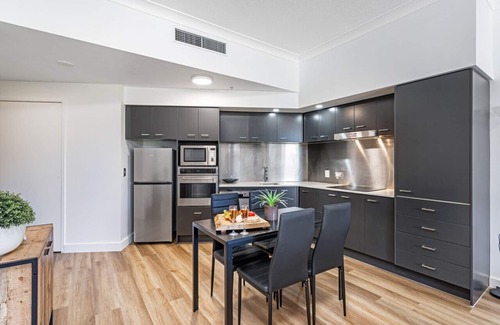 Surfers Paradise Apartment | 'The Ocean Breeze Getaway' by Inn Paradise