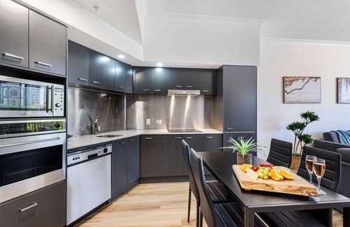 Surfers Paradise Apartment | 'The Ocean Breeze Getaway' by Inn Paradise