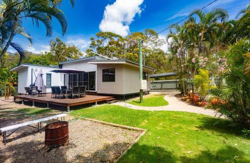 Agnes Water House | The Ohana Hut - air conditioned walk to beach , cafe