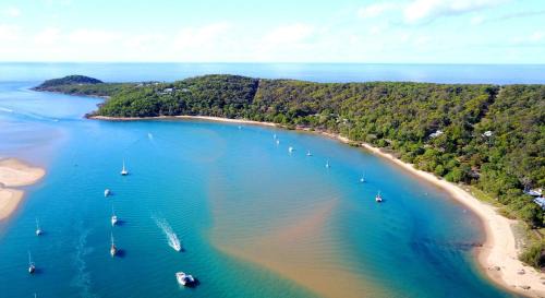 Agnes Water House | The Ohana Hut - air conditioned walk to beach , cafe