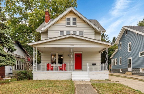 Clintonville House | The Ohio State of Mind 5BR 2BA
