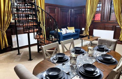 Winchester House | The Old Brewery Boardroom - Winchester City Centre - Unique Property - Free Parking - Sleeps 6 - by XPlus Stays