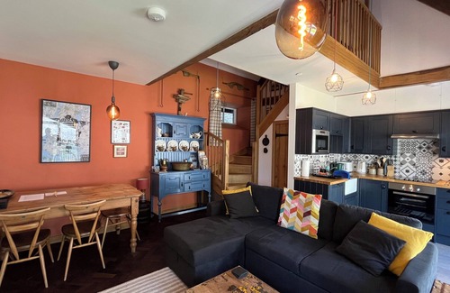 Llanfihangel Tal-y-llyn House | The Old Byre at Llandetty Hall Farm Brecon Beacons Historic Barn Farm Stay