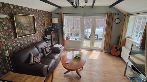 New Forest District House | The Old Dairy, comfy 1 bedroom apartment with lounge,bathroom and kitchenette near town, pubs and walks