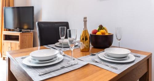 Newbury Apartment | The Old Library - Modern Apartment near the Train Station and Racecourse