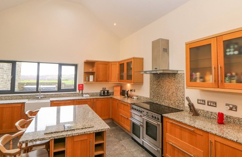 Totley Cottage | THE OLD ROBIN HOOD, pet friendly, with hot tub in Holmesfield