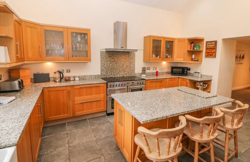 Totley Cottage | THE OLD ROBIN HOOD, pet friendly, with hot tub in Holmesfield