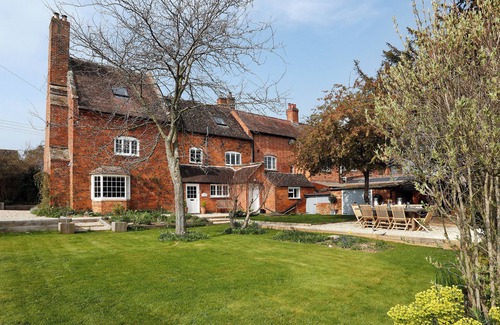 Dumbleton House | THE OLD SCHOOL HOUSE, pet friendly, with open fire in Stanton