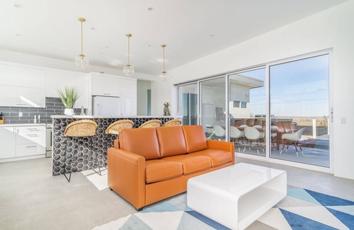 Panorama Heights House | The One - Joshua Tree Escape w/movie theater, geodome & hot tub