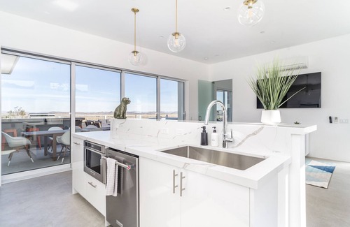 Panorama Heights House | The One - Joshua Tree Escape w/movie theater, geodome & hot tub