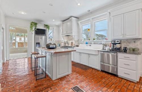 Lake Charles House | The Onyx Bungalow