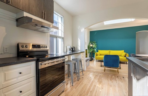 Youville Apartment | The Orchid | Office | WIFI | TV | Balcony | Park