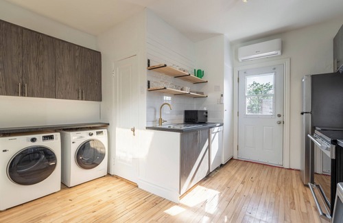 Youville Apartment | The Orchid | Office | WIFI | TV | Balcony | Park