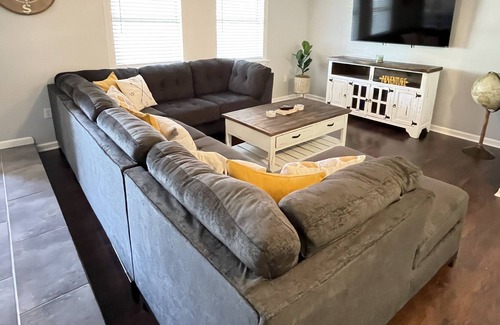 Harlandale House | The Original Rustic- Spacious 3 bedroom with large back patio- Family friendly