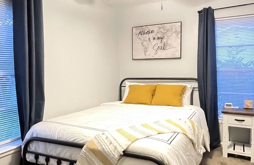 Harlandale House | The Original Rustic- Spacious 3 bedroom with large back patio- Family friendly