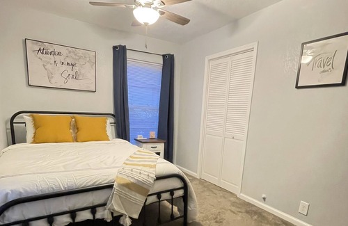 Harlandale House | The Original Rustic- Spacious 3 bedroom with large back patio- Family friendly