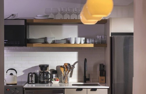Downtown Montreal Apartment | The Oslo – A Modern 4-Bedroom Apartment in Downtown Montreal with Parking