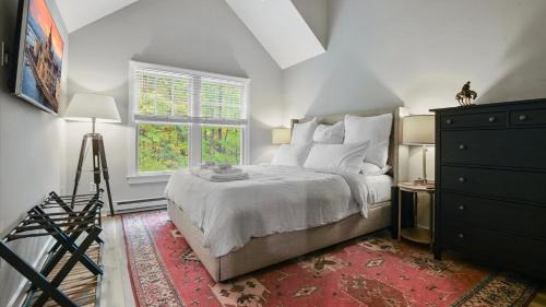 Tannersville House | The Outpost Camelback Walk to Ski, Swim, and Fun!