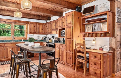 Hendersonville House | THE OWL'S NEST-LUXURY cabin in Hendersonville