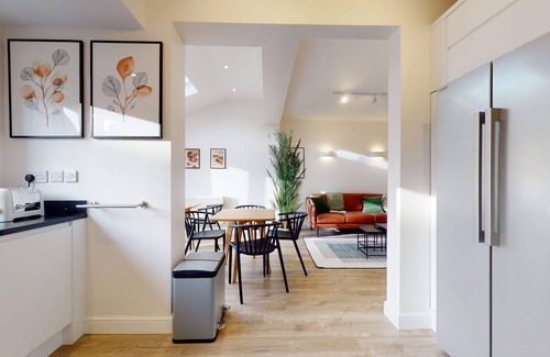 Oxford Apartment | The Oxford Lodge Wadham Room | Oxford Holiday Let | 1 Bed & Sleeps 2