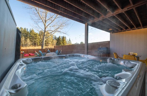 Custer House | The Paddle House | Hot Tub + Fire Pit Stay