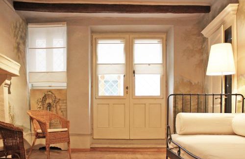 Sirolo Apartment | The painted house, nei vicoli di Sirolo posto spiaggia in omaggio
