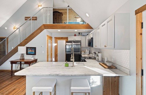 Suches Cabin | The Painted Peak - Fast WiFi, Dog-Friendly, Firepit, Mountain Getaway!