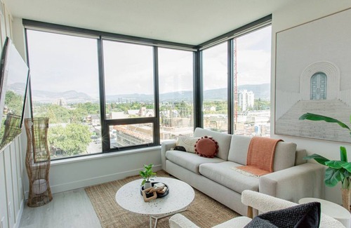 Downtown Kelowna Apartment | The Palm Haven ❉ NEW 2 bed 2 bath ❉ Downtown ❉