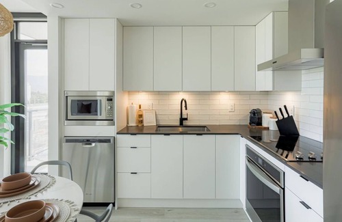 Downtown Kelowna Apartment | The Palm Haven ❉ NEW 2 bed 2 bath ❉ Downtown ❉