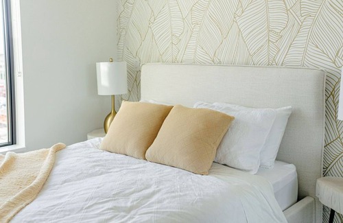 Downtown Kelowna Apartment | The Palm Haven ❉ NEW 2 bed 2 bath ❉ Downtown ❉