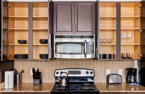 Southtown Apartment | The Paloma: AFB, Pool, Riverwalk