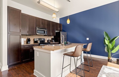 Southtown Apartment | The Paloma: AFB, Pool, Riverwalk