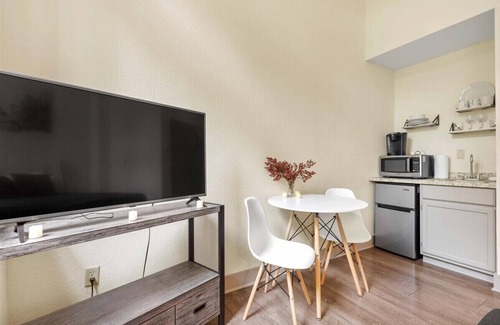 Kansas City Apartment | The Paris Suite*Westport District
