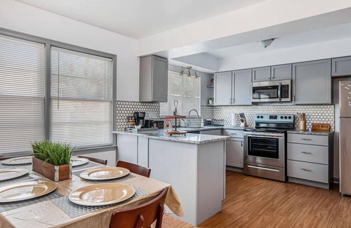 Jefferson Chalmers Apartment | The Park and River Chalet is home to 2 newly updated well-appointed suites