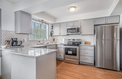Jefferson Chalmers Apartment | The Park and River Chalet is home to 2 newly updated well-appointed suites