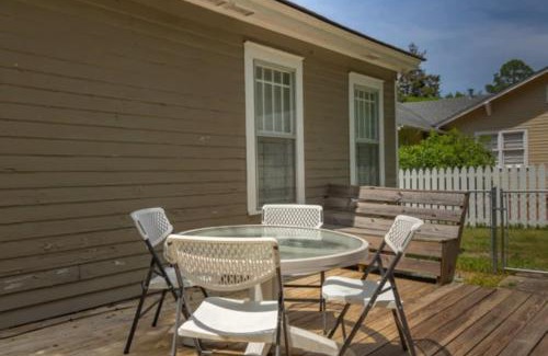 Columbus House | The Parkside Cottage Lakebottom Park at Doorstep!