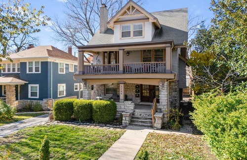 Midtown - Westport Apartment | The Parlor - 2BD/1BA Furnished Midtown Apartment - 30 day minimum