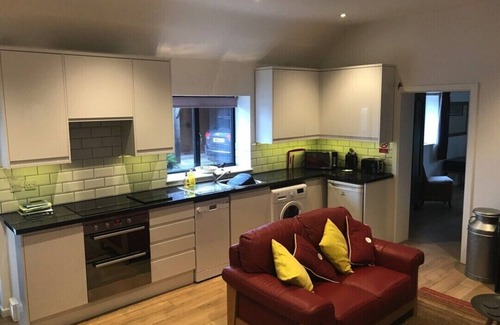 Robertsbridge Cottage | The Parlour - Spectacular views, country walks, cozy nights, pet friendly.