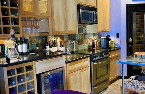 Brownsville House | The Peaceful Woods-Entire House w/Poolnn