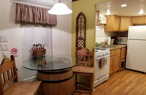 Fredericksburg Cabin | The Peach Cabin at Mendelbaum Winery Guest Cabins
