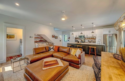 Sheridan House | The Pearl - Luxe Gem | Fire Pit, King & Walkable