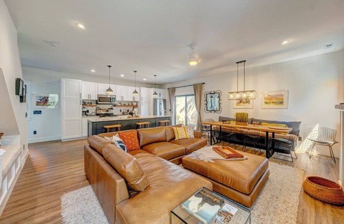 Sheridan House | The Pearl - Luxe Gem | Fire Pit, King & Walkable