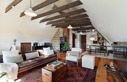 Fair Haven Apartment | The Pearl, NH hidden luxury close to the Quinnipiac River in historic property