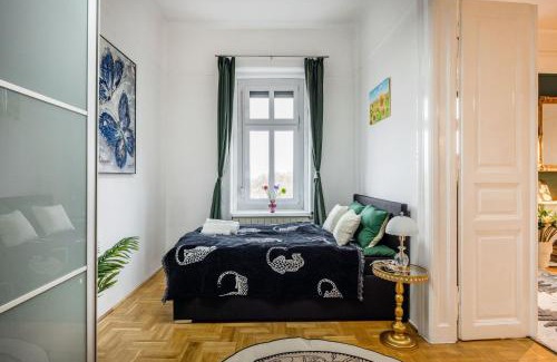 Belso-Ferencvaros Apartment | The Pearl with the Danube and Gellert Hill View