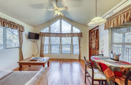 Fredericksburg House | The Pecan @ Mendelbaum Winery Guest Cabins