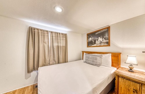 Fredericksburg House | The Pecan @ Mendelbaum Winery Guest Cabins