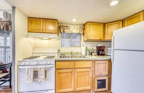 Fredericksburg House | The Pecan @ Mendelbaum Winery Guest Cabins