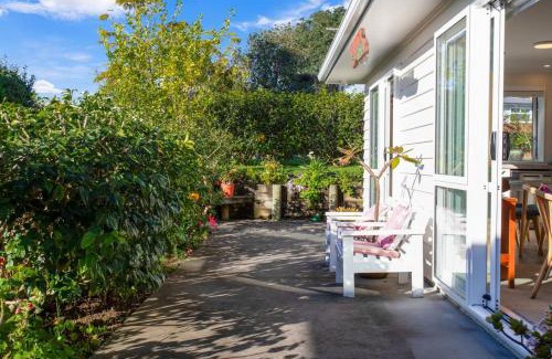 Te Atatu Peninsula House | The Peninsula Riverside Abode with Garden Views