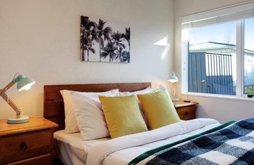 Te Atatu Peninsula House | The Peninsula Riverside Abode with Garden Views